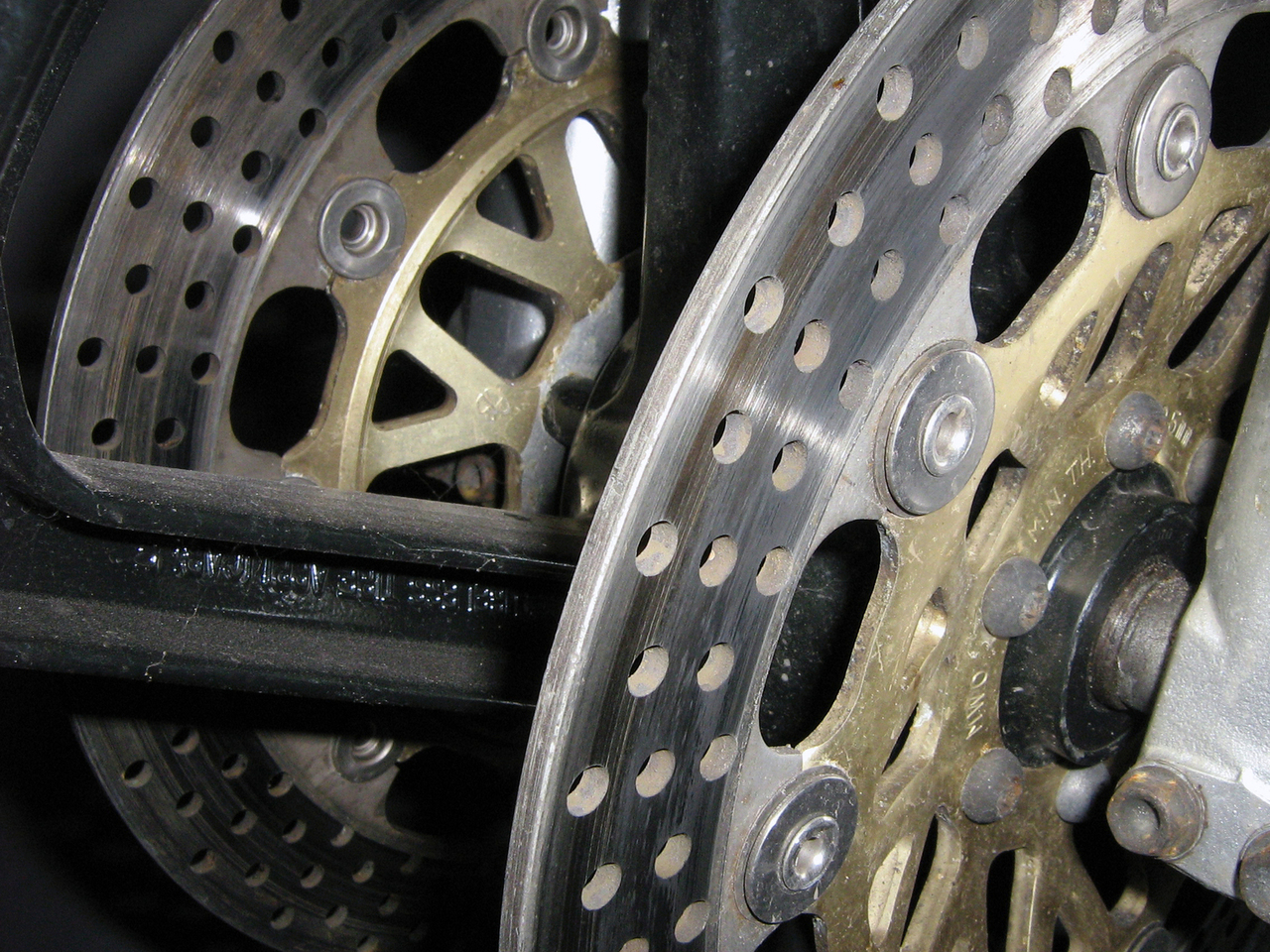 motorcycle-brake-discs-1449564-1280×960